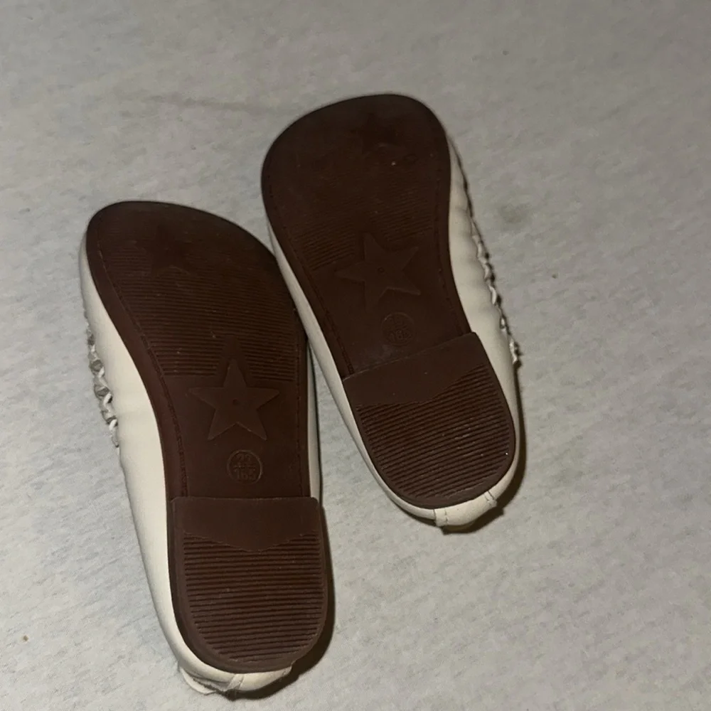 Kids Toddler Size 7 Stylish Cream Kids Moccasins.